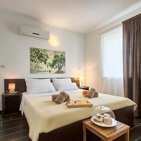 别墅 Sleeps 12 Pool Wifi Tomisici