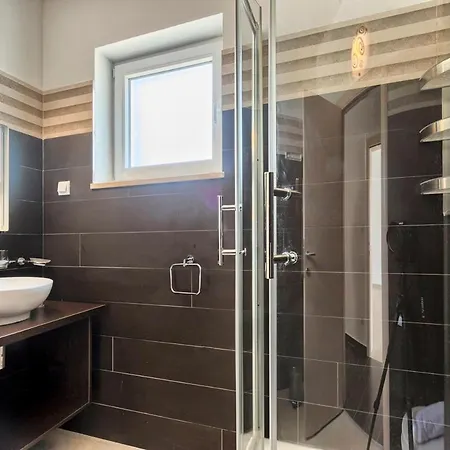 Sleeps 12 Pool Wifi 别墅 Tomisici