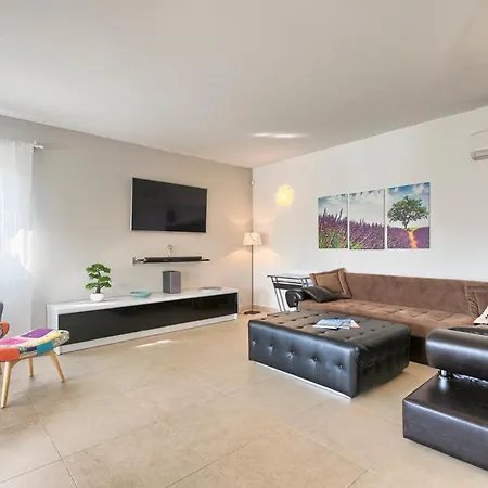 Sleeps 12 Pool Wifi Tomisici