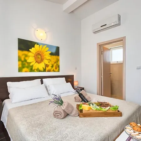 Sleeps 12 Pool Wifi Tomisici